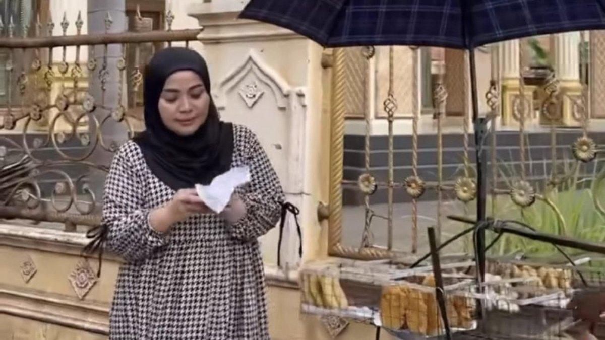 pakaian rumah yang dikenakan Muzdalifah itu pun harganya sangat terjangkau