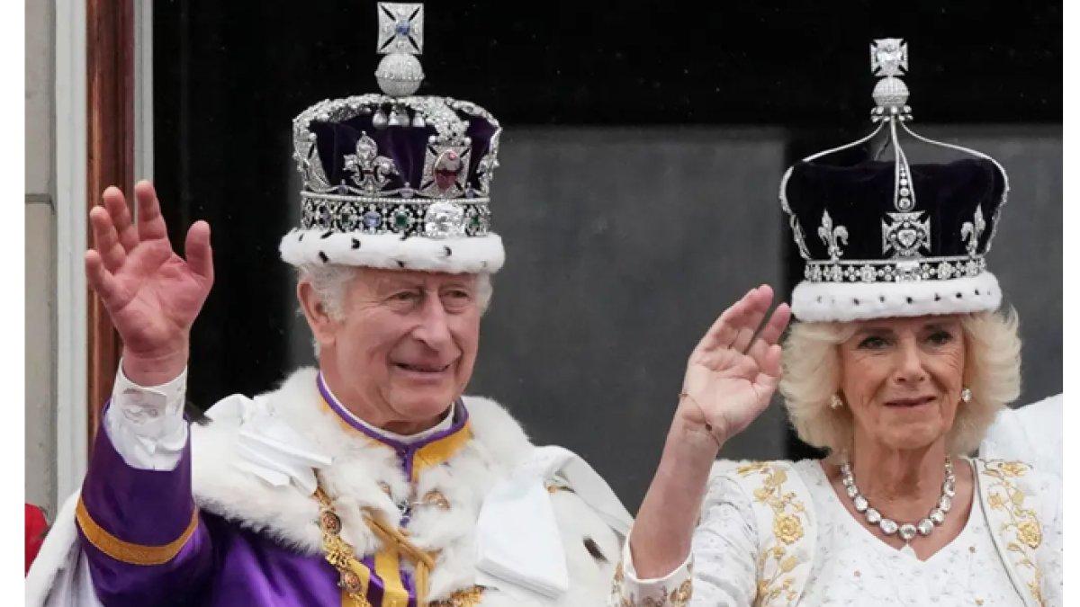 Pangeran Charles III bersama Ratu Camila menyapa warga Inggris dari balkon usai dinobatkan, kini dia idap kanker.