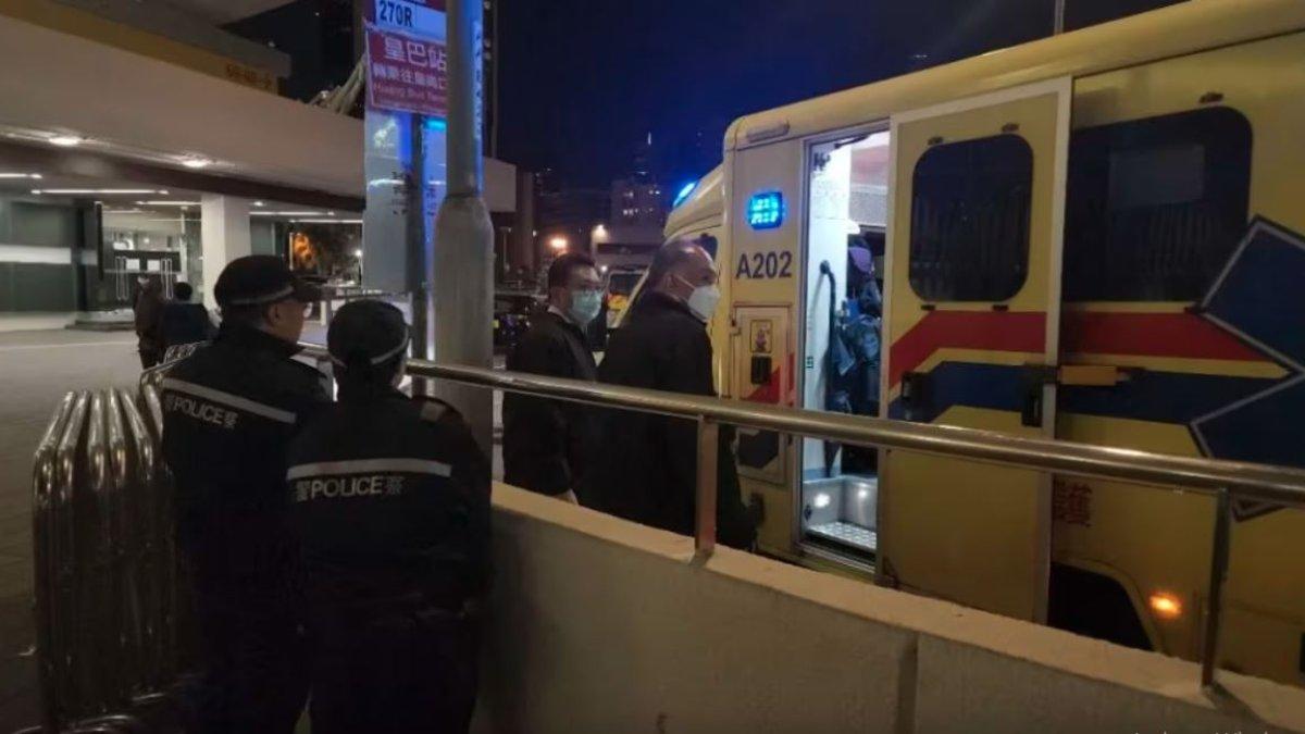 PANGGILAN PALSU - Polisi Hong Kong menerima 8 panggilan palsu, termasuk ancaman bom, saat konser Andy Lau, memicu kepanikan dan meningkatkan keamanan.