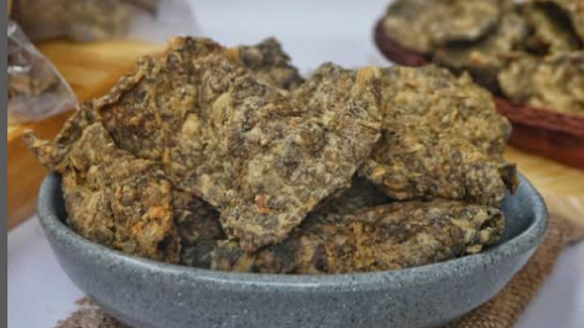Inilah cara mudah membuat keripik paru khas Bandung, Jawa Barat, kuncinya goreng dengan minyak panas tepat agar renyah dan gurih maksimal!