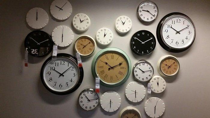 Jam dinding.