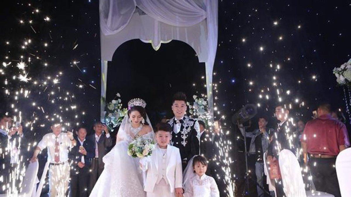 Pasangan artis bersama kedua anak mereka