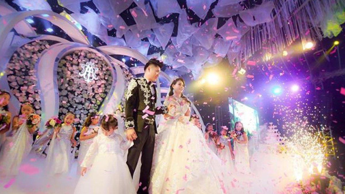 Pasangan artis nikah mewah di alun-alun