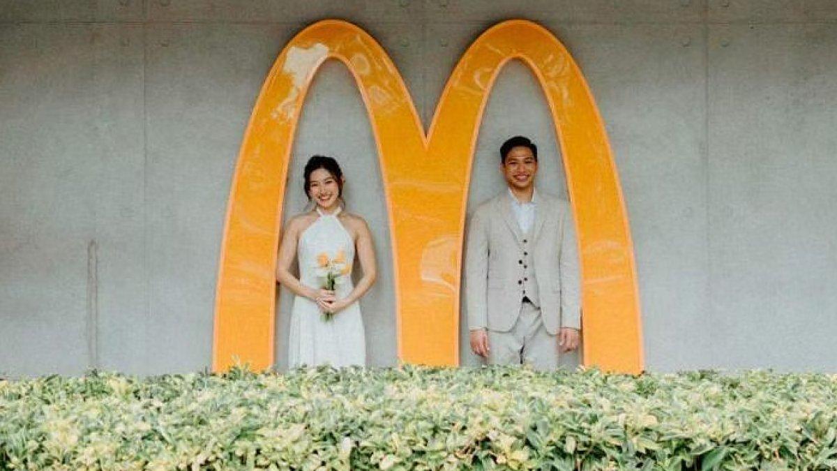 Pasangan asal Singapura, Elson Tong dan Yong Yong Qing menikah di McDonald's.