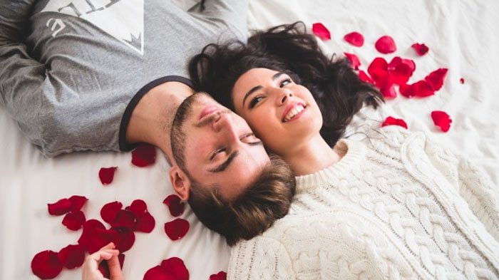 Jangan langsung tidur setelah berhubungan intim dengan pasangan. Lebih baik lanjutkan bermesaraan di ranjang.