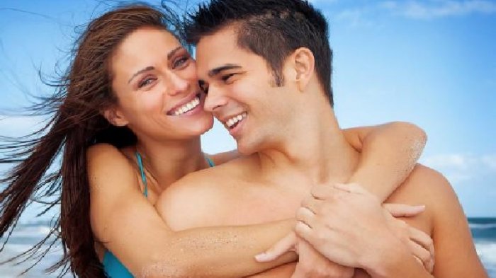 Salah satu titik sensitif wanita adalah bagian payudara.