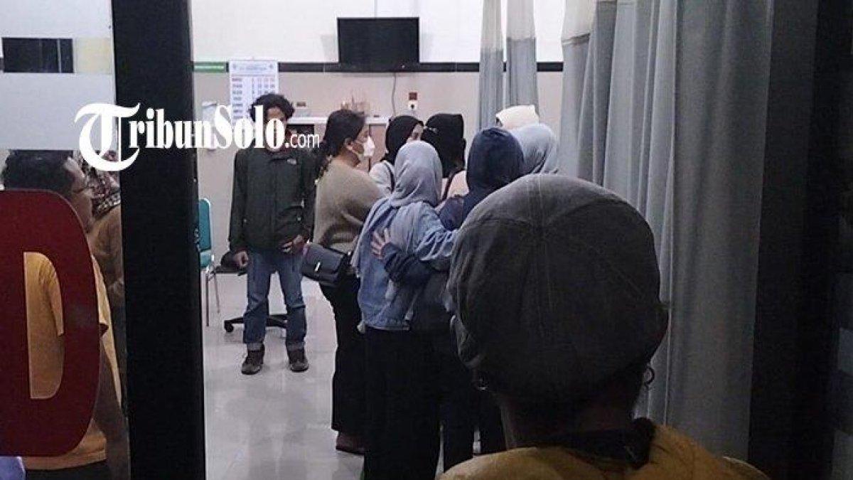 Pecah tangis orangtua melihat anaknya tewas di Gunung Lawu