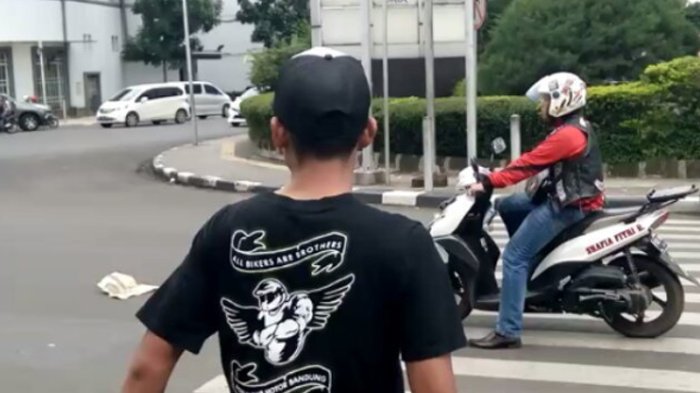 Ulah iseng siswa SMP tendang pemotor di Cianjur