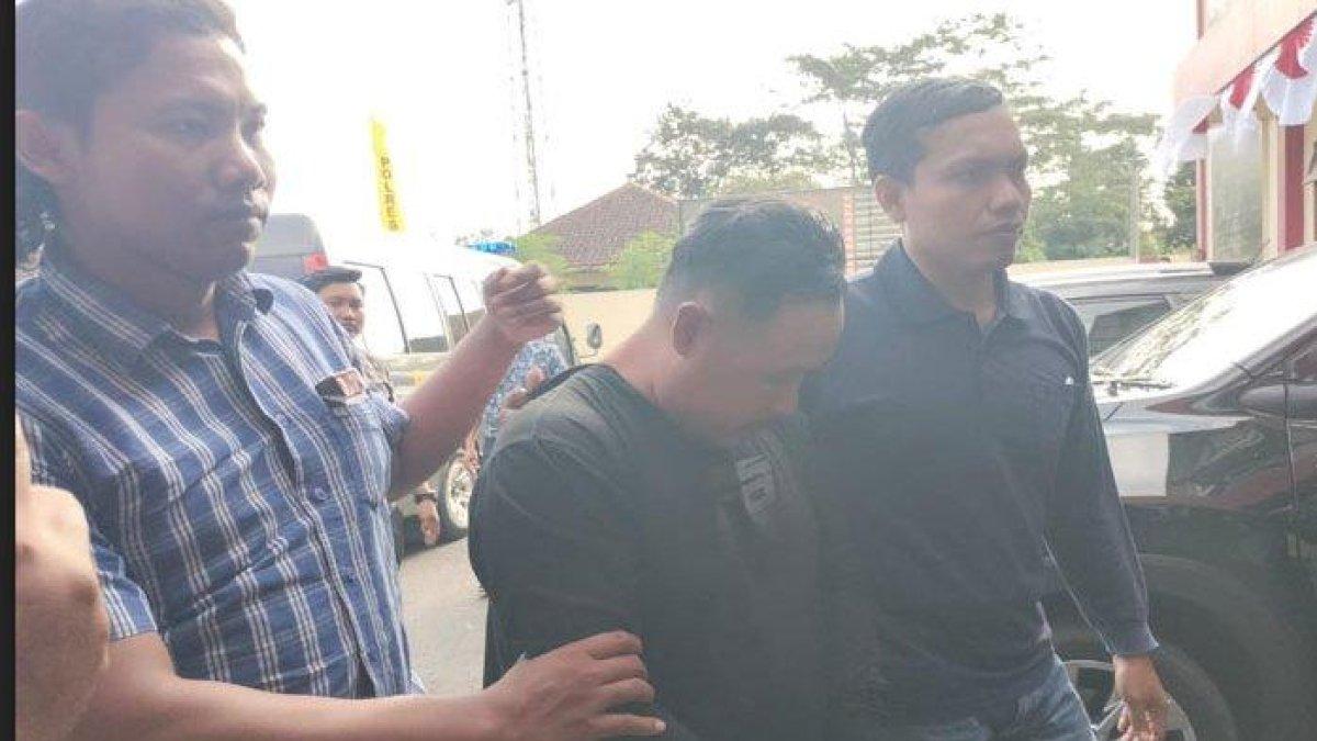 Pelaku jambret saat diamankan di kantor Polres Blitar.