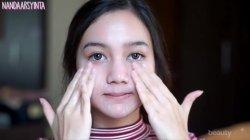 penggunaan pelembab pada kulit wajah.