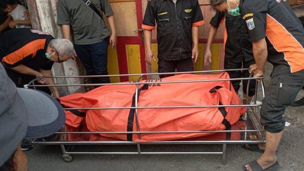 Penampakan mayat laki-laki ditemukan tertimbun pakaian di dalam kontrakan wilayah Ancol, Pademangan, Jakarta Utara.