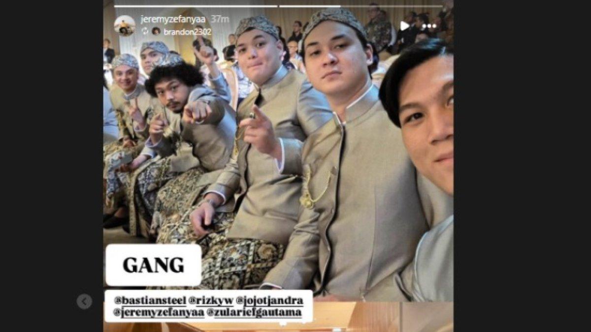 AL GHAZALI NIKAH - Intip penampilan groomsmen di akad nikah Al Ghazali dan Alyssa Daguise. Gagah kenakan blankon dan beskap.