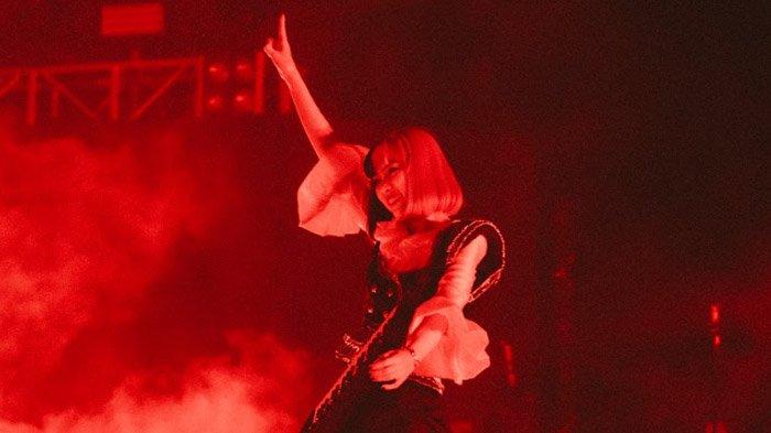 Isyana Sarasvati pernah jatuh di atas panggung