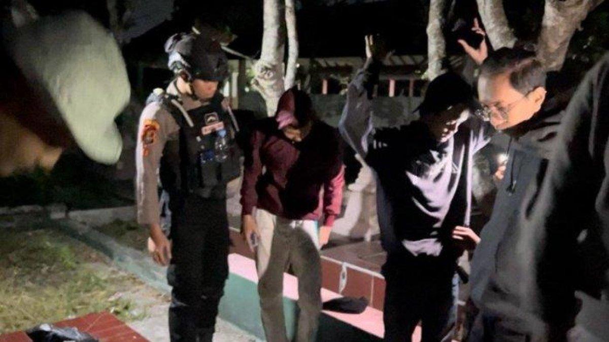 Penangkapan lima pemuda sedang mabuk-mabukan di makam bonoloyo, Banjarsari, Kota Solo, Jumat (24/6/2023)