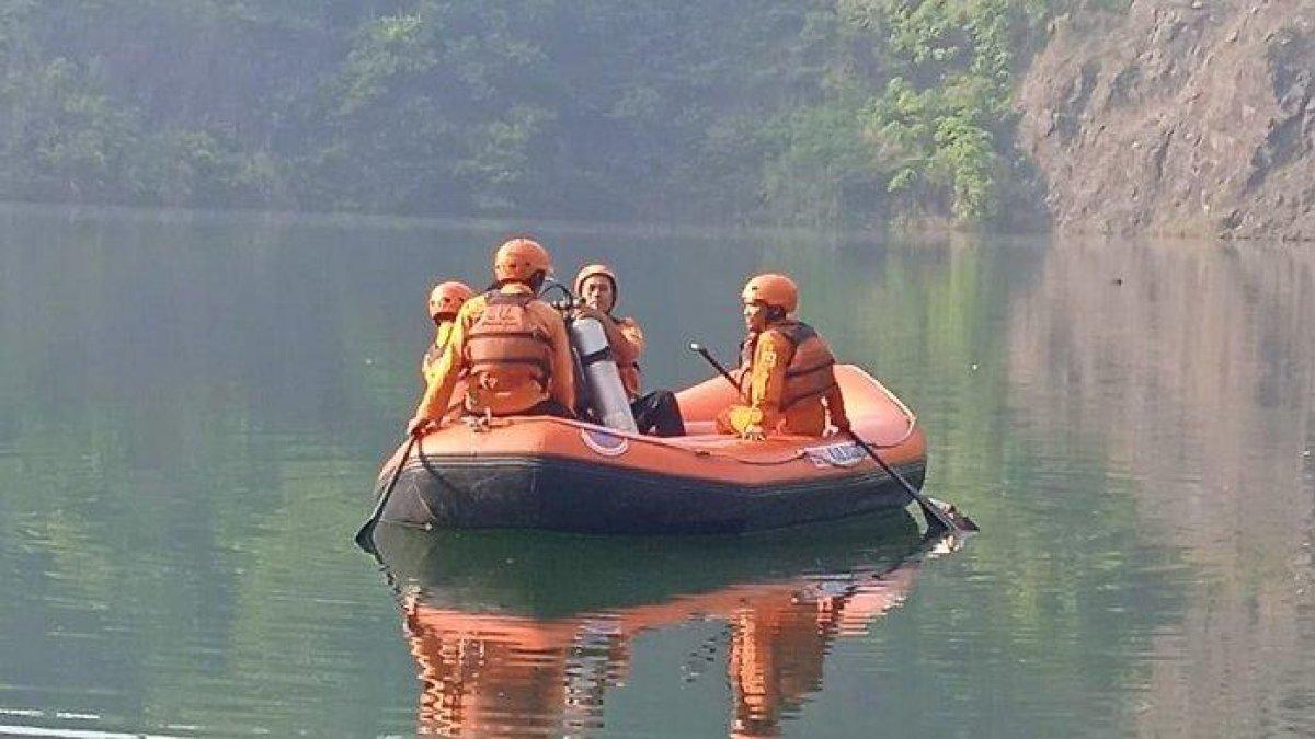 Proses pencarian tiga orang tenggelam di Danau Kuari, Desa Tegalega, Kecamatan Cigudeg, Kabupaten Bogor.