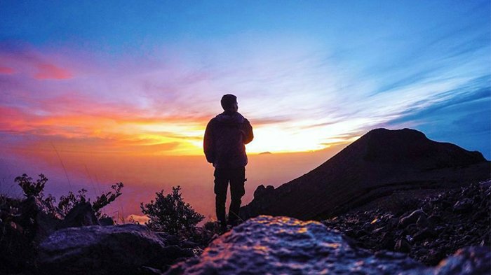 Ilustrasi mendaki gunung