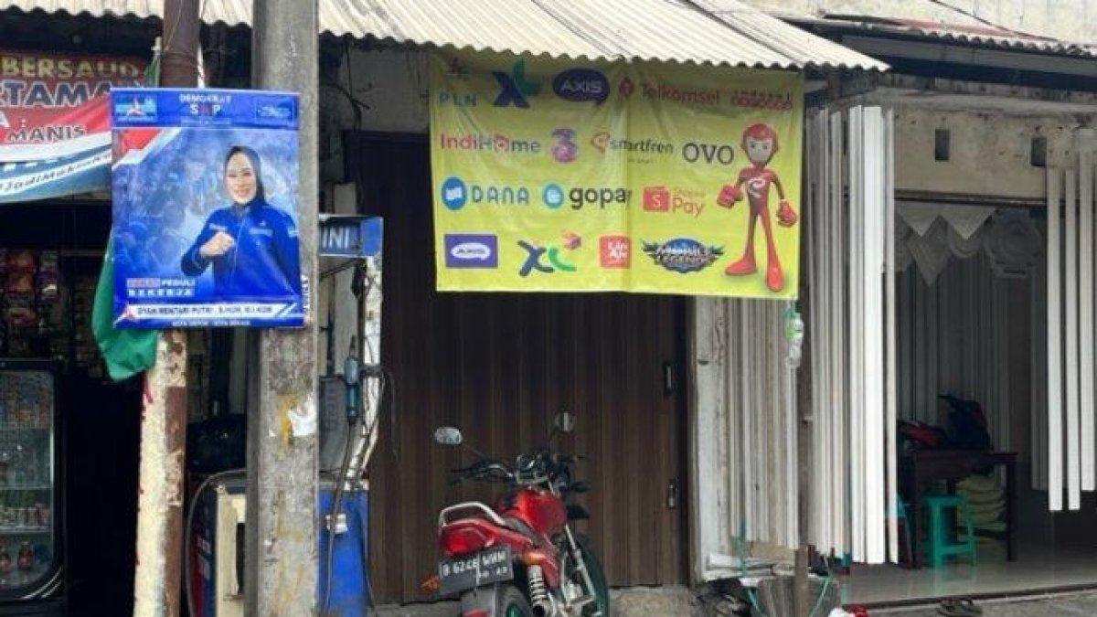 Penggerebekan toko pulsa yang menjual obat terlarang di Kota Depok.