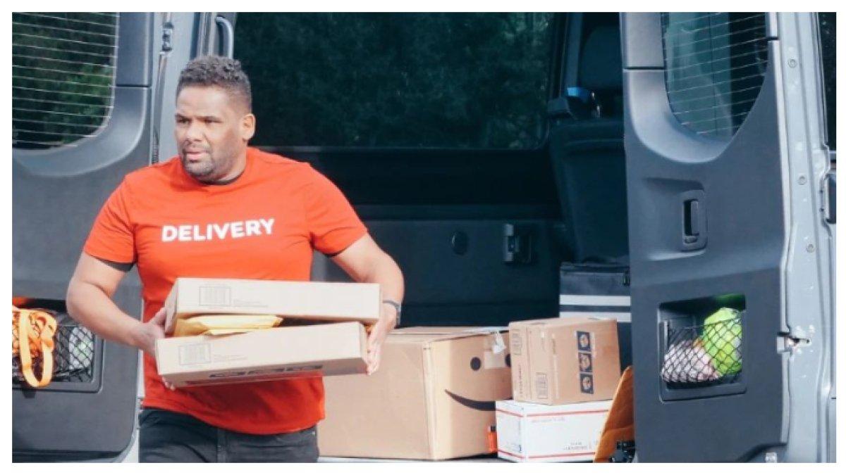 PENGIRIM PAKET - Pengemudi Amazon terjebak dalam instruksi pengiriman rumit pintu belakang, tapi jangan lewat pagar. Akibatnya, kontroversi dan kekecewaan pun meluas.