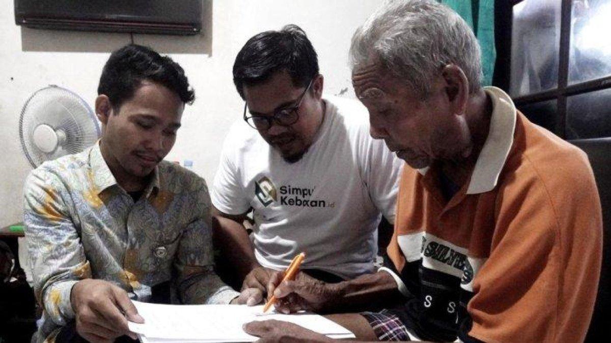 penjual sate yang gerobaknya hancur