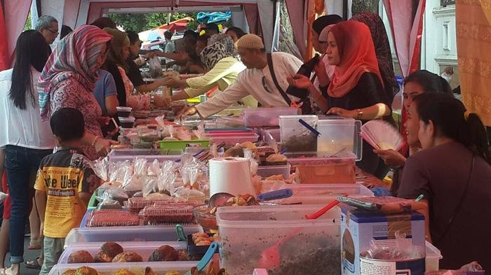 TAKJIL RAMADHAN - Berbagi takjil di bulan Ramadhan bukan hanya sekadar tradisi yang menyenangkan, tetapi memiliki banyak keutamaan.