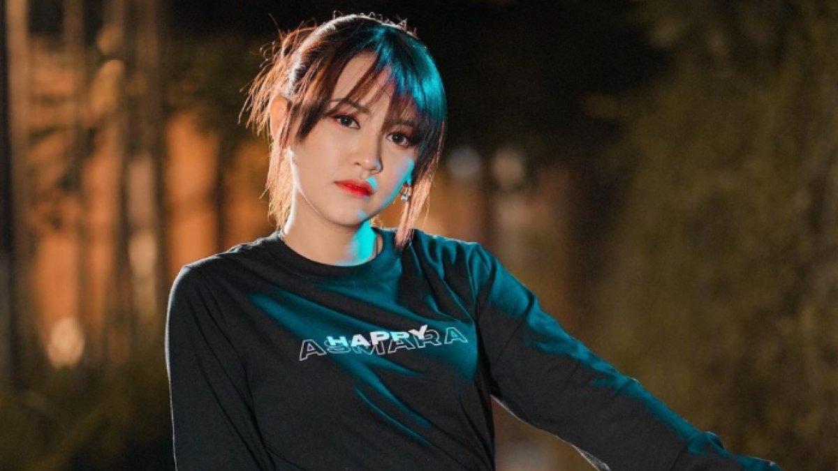 Penyanyi Happy Asmara diduga mengalami kesurupan saat manggung