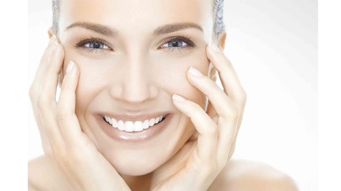 Minum air putih setelah bangun tidur dapat membantu menjaga tubuh dan kulit tetap terhidrasi dengan baik.