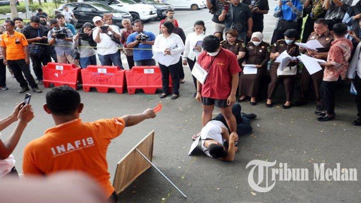 Peran pengganti Ken Admiral (bawah) bersama Aditya Hasibuan (atas) menjalani rekonstruksi penganiayaan di Polda Sumut, Jalan Sisingamangaraja, Kota Medan, Senin (8/5/2023) siang. Rekonstruksi yang digelar sebanyak 27 adegan dan Achiruddin Hasibuan mengatakan anaknya merupakan korban salah sasaran bara asmara Ken Admiral.