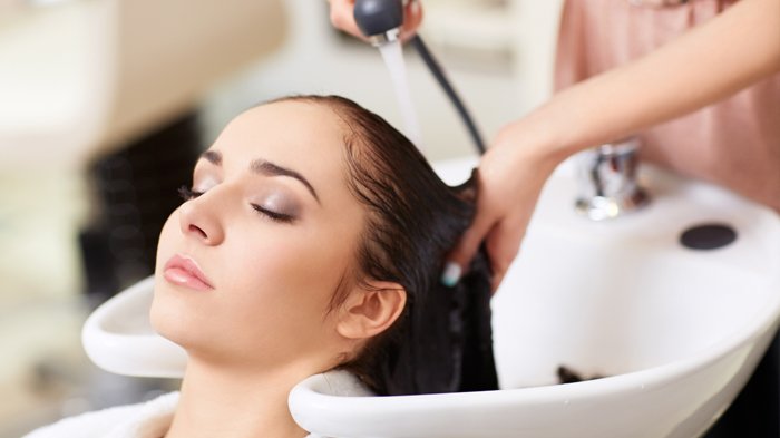 Jika kamu memiliki skill atau keahlian merias, memotong rambut dan merawat tubuh, kamu bisa membuka salon.