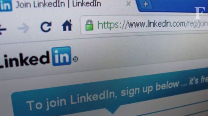 Perhatikan profil LinkedIn. Forbes