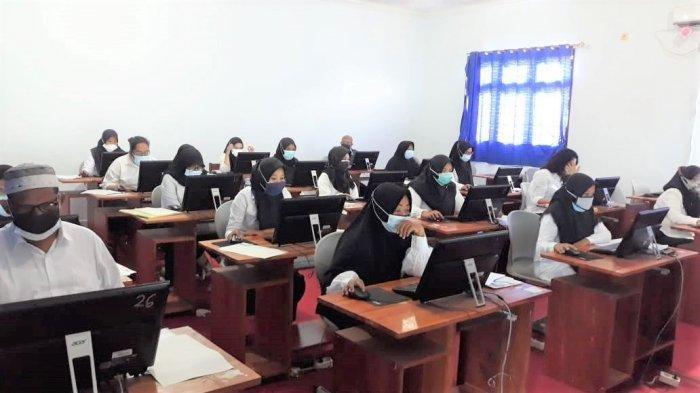 Ilustrasi ujian PPPK - Peserta ujian seleksi PPPK Kota Medan mengerjakan soal di SMK Negeri 10 Medan.