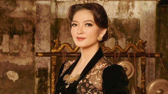 GAYA RAMBUT SELVI - Pesona Selvi Ananda dengan rambut digulung pendek