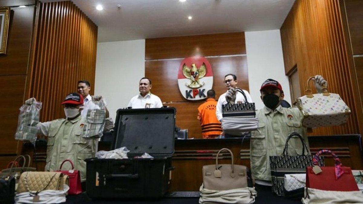 Petugas KPK menunjukkan barang bukti berupa tas mewah milik istri mantan pejabat Direktorat Jenderal Pajak (DJP) Kementerian Keuangan (Kemenkeu) Rafael Alun Trisambodo serta sejumlah uang di Gedung Komisi Pemberantasan Korupsi , Senin (3/4/2023). Rafael Alun Trisambodo resmi ditahan KPK terkait dugaan menerima gratifikasi senilai puluhan miliar rupiah.