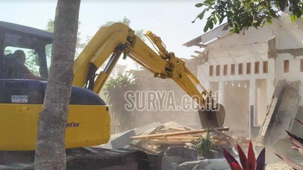 Petugas menggunakan alat berat