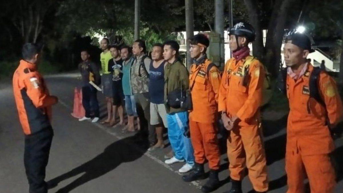Petugas saat apel melakukan pencarian korban di Alas Purwo Banyuwangi