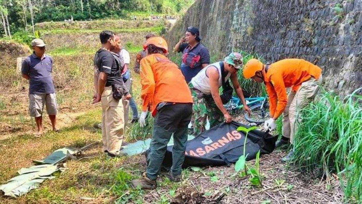 Petugas bersama warga mengevakuasi korban yang terperosok ke tebing jalan di wabuk Dam Kali Lekso, Desa Tulungrejo, Kecamatan Gandusari, Kabupaten Blitar, Minggu (16/7/2023) lalu.