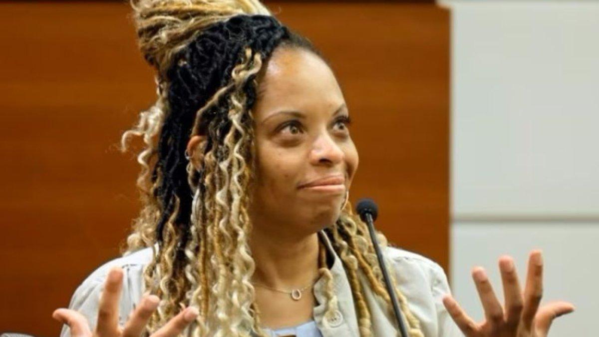 Philana Holmes, ibu Olivia Caraballo, bocah yang kejatuhan nugget ayam panas McDonald’s. Philana Holmes bersaksi di Gedung Pengadilan Broward County di Fort Lauderdale, Florida, Selasa, 18 Juli 2023.