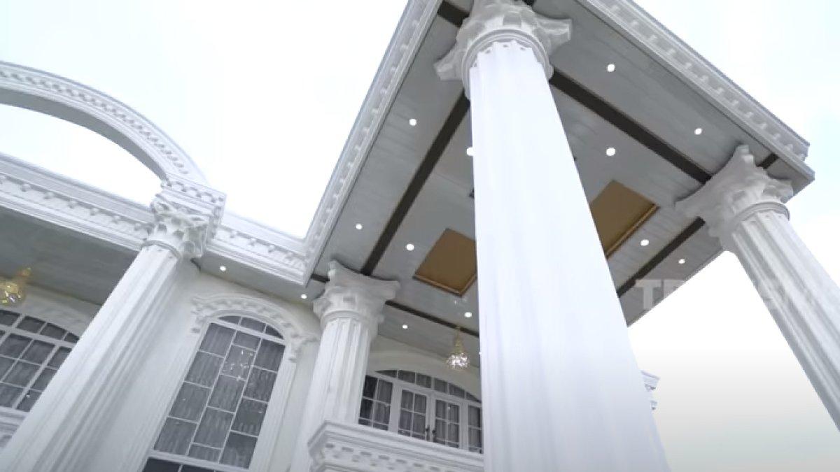 Pilar megah rumah Mami Sultan.