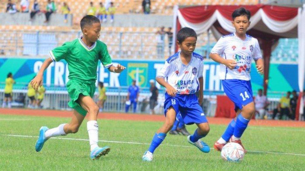 Simak kumpulan kunci jawaban PJOK Kelas 2 SD/ MI Semester 1 Kurikulum Merdeka Tahun Ajaran 2023-2024, soal permainan sepak bola