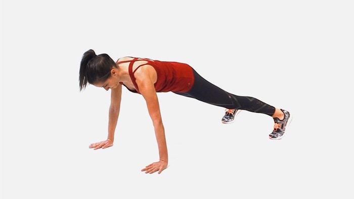 Mulailah dari posisi plank dengan telapak tangan sejajar dan selebar bahu.