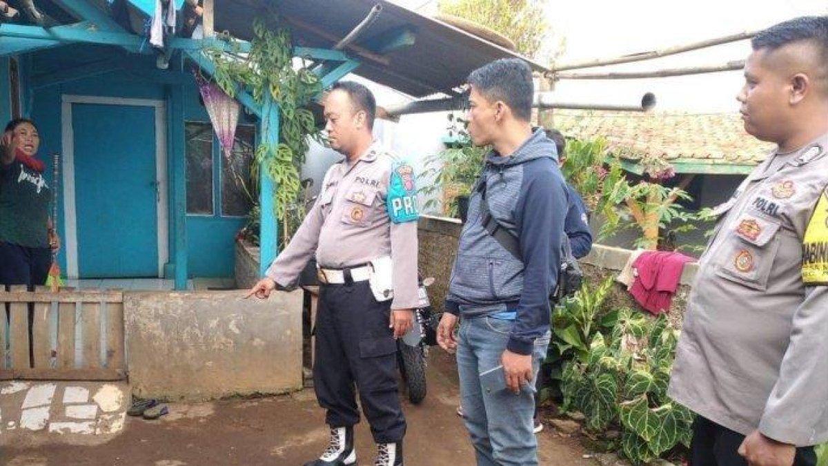 Polisi melakukan olah TKP atas keributan yang terjadi antara dua debt collector Bank emok di Kampung Cimasuk I, RT 04/07, Desa/ Kecamatan Pamulihan, Kabupaten Sumedang, Kamis (13/7/2023). Salah satu orang menderita luka serius di bagian wajah.