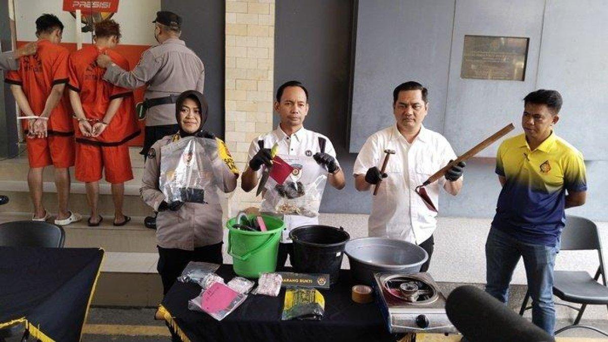 Polisi menunjukkan sederet barang bukti kasus mutilasi di Turi Sleman yang diamankan jajaran Polda DIY, Minggu (16/07/2023)