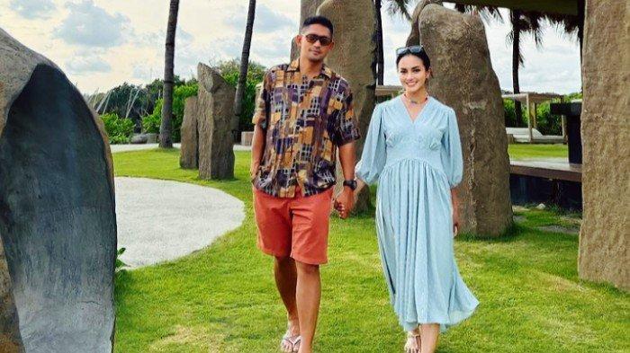 Ibnu Jamil dan Ririn Ekawati buka warung kaki lima.