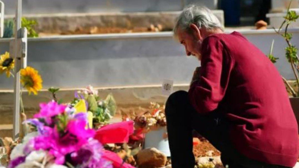 Potret David Hunter saat kunjungi makam istrinya