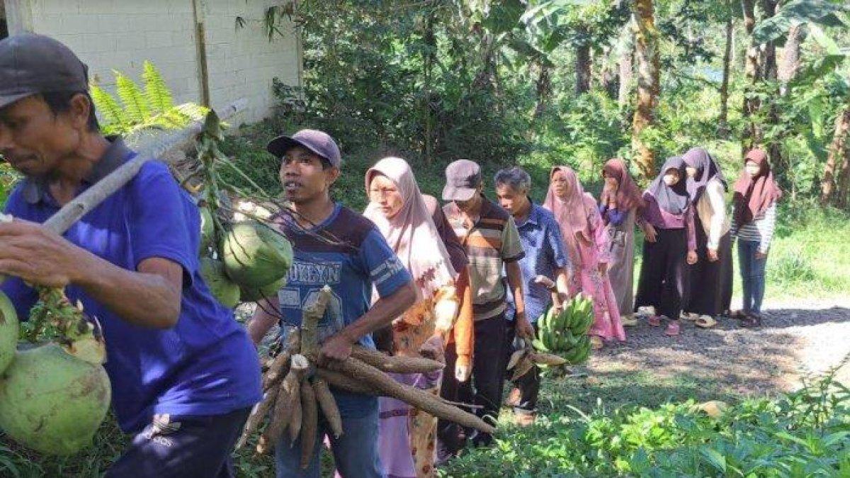 Potret ornagtua mendaftarkan anaknya ke MTs Pakis dengan membawa sejumlah hasil bumi lain.