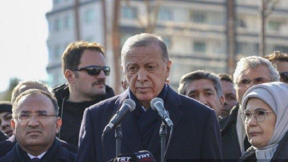 Presiden Turkiye Recep Tayyip Erdogan berbicara kepada media setelah bertemu dengan para korban gempa dan menyampaikan belasungkawa di kota tenda Diyarbakir pada 11 Februari 2023. Simak Profil Recep Tayyip Erdogan yang kembali menang Pemilu, Presiden Turkiye 3 periode.