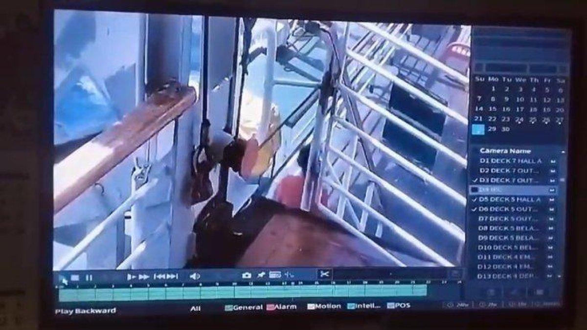 Tangkap layar rekaman CCTV pria asal Wonosobo nekat menceburkan diri di atas kapal KMP Lawit saat berada di perairan Karimunjawa