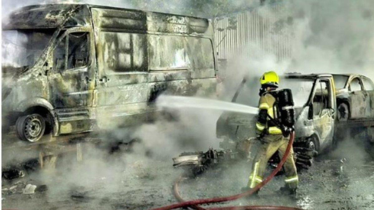 Pria misterius bakar 50 kendaraan yang terparkir di lapangan parkir di di South Yorkshire, Inggris