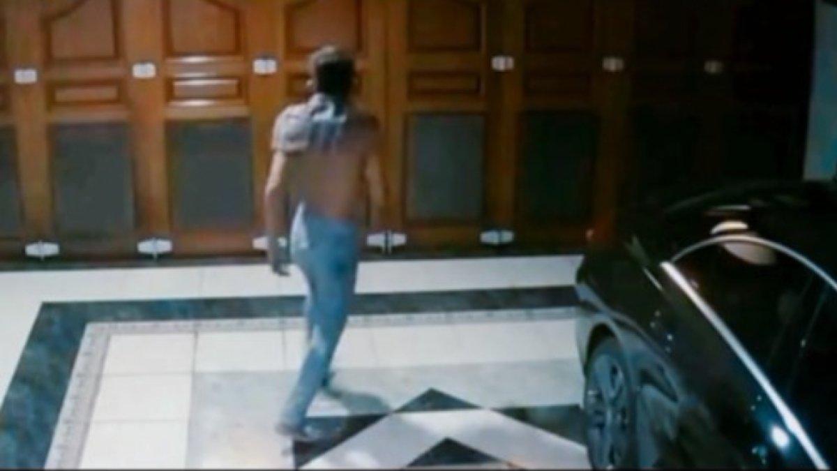 pria tersebut tampak panik