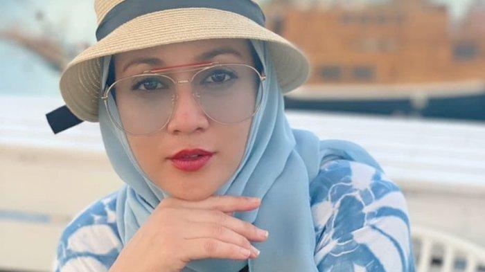 Dina Lorenza betah menjanda