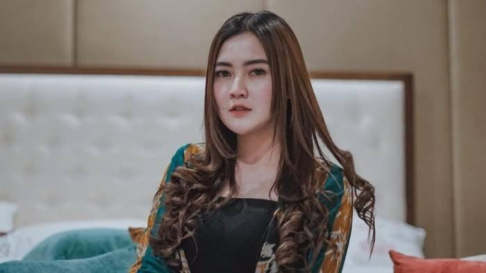 Istri Dory Harsa ini memiliki nama lengkap Nella Tri Charisma.